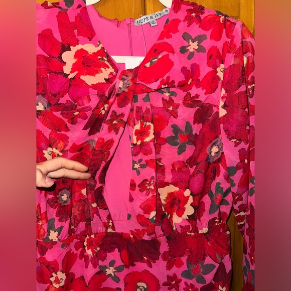 Hope & Ivy Floral Ruched Dress NWT - Picture 3 of 9